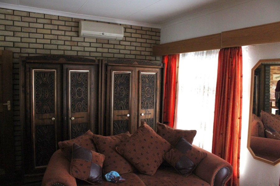 6 Bedroom Property for Sale in Van Der Hoff Park North West